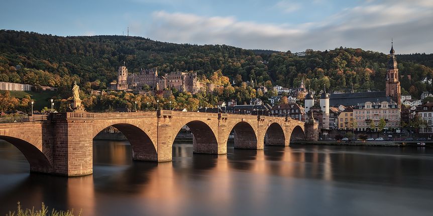Image: View of Heidelberg Palace with the old bridge in the foreground.